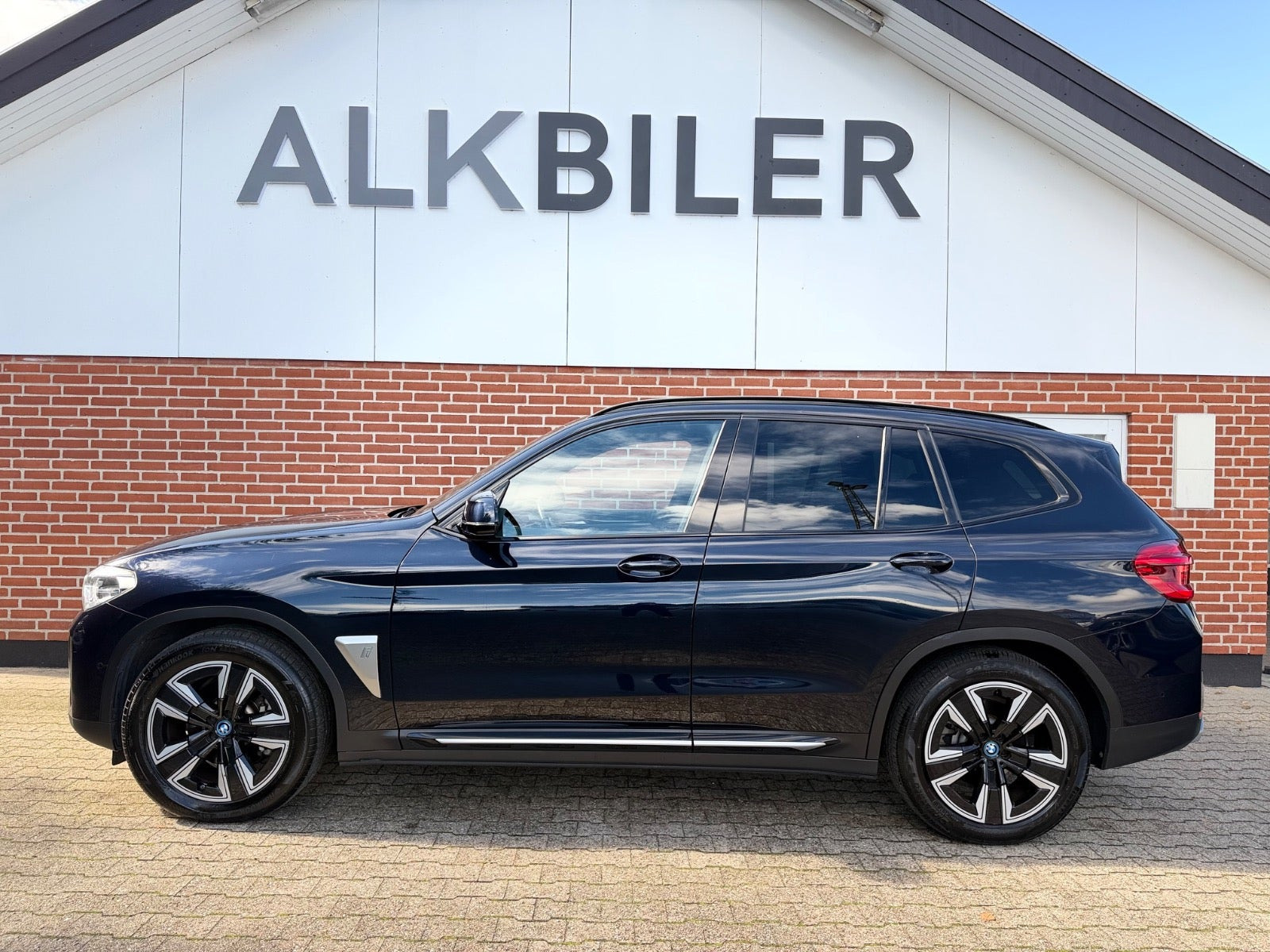 Blå BMW iX3 fra 2021