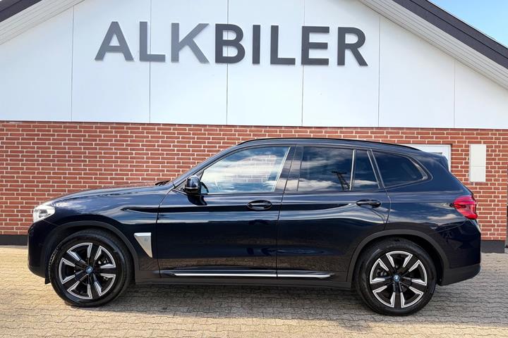 Blå BMW iX3 fra 2021
