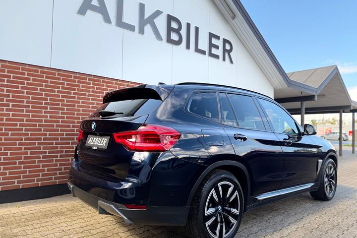 Blå BMW iX3 fra 2021
