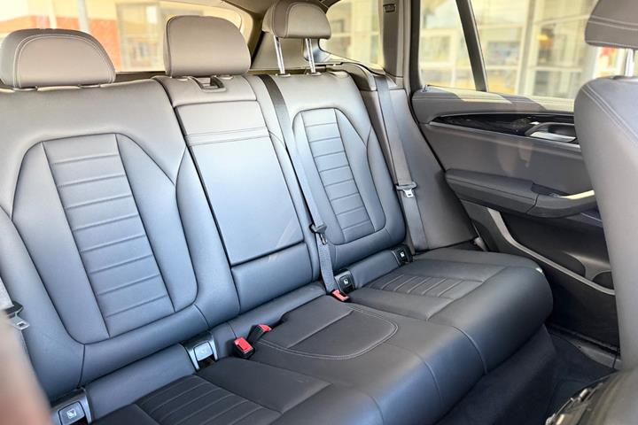 Blå BMW iX3 fra 2021