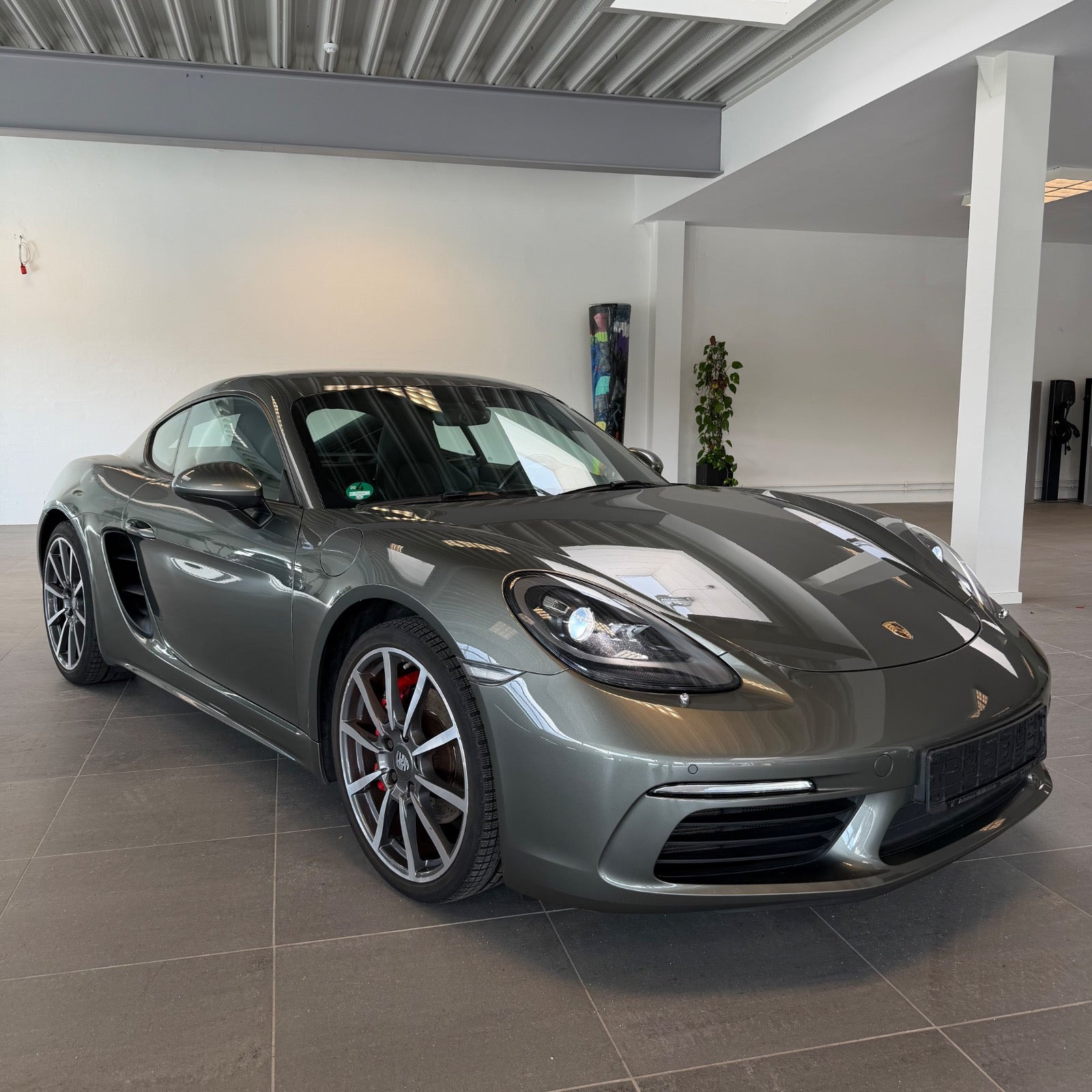 Grå Porsche 718 Cayman S fra 2017 set udefra