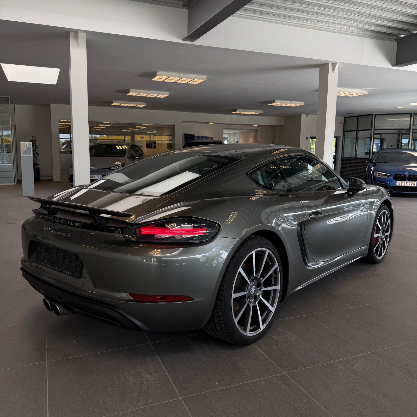 Grå Porsche 718 Cayman S fra 2017 set udefra