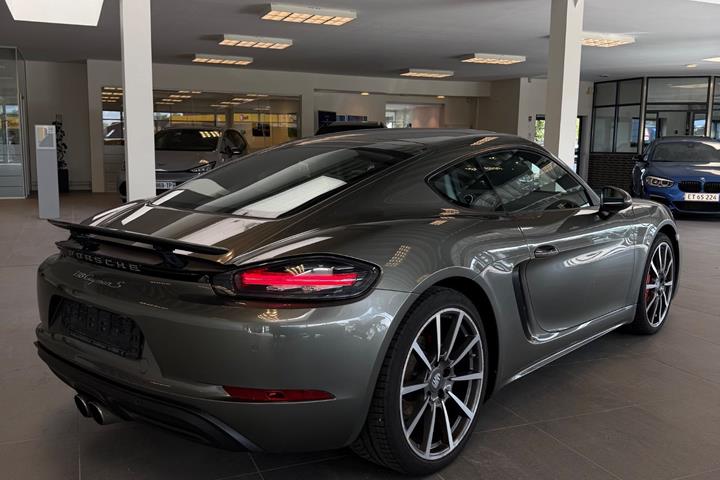 Grå Porsche 718 Cayman S fra 2017 set udefra
