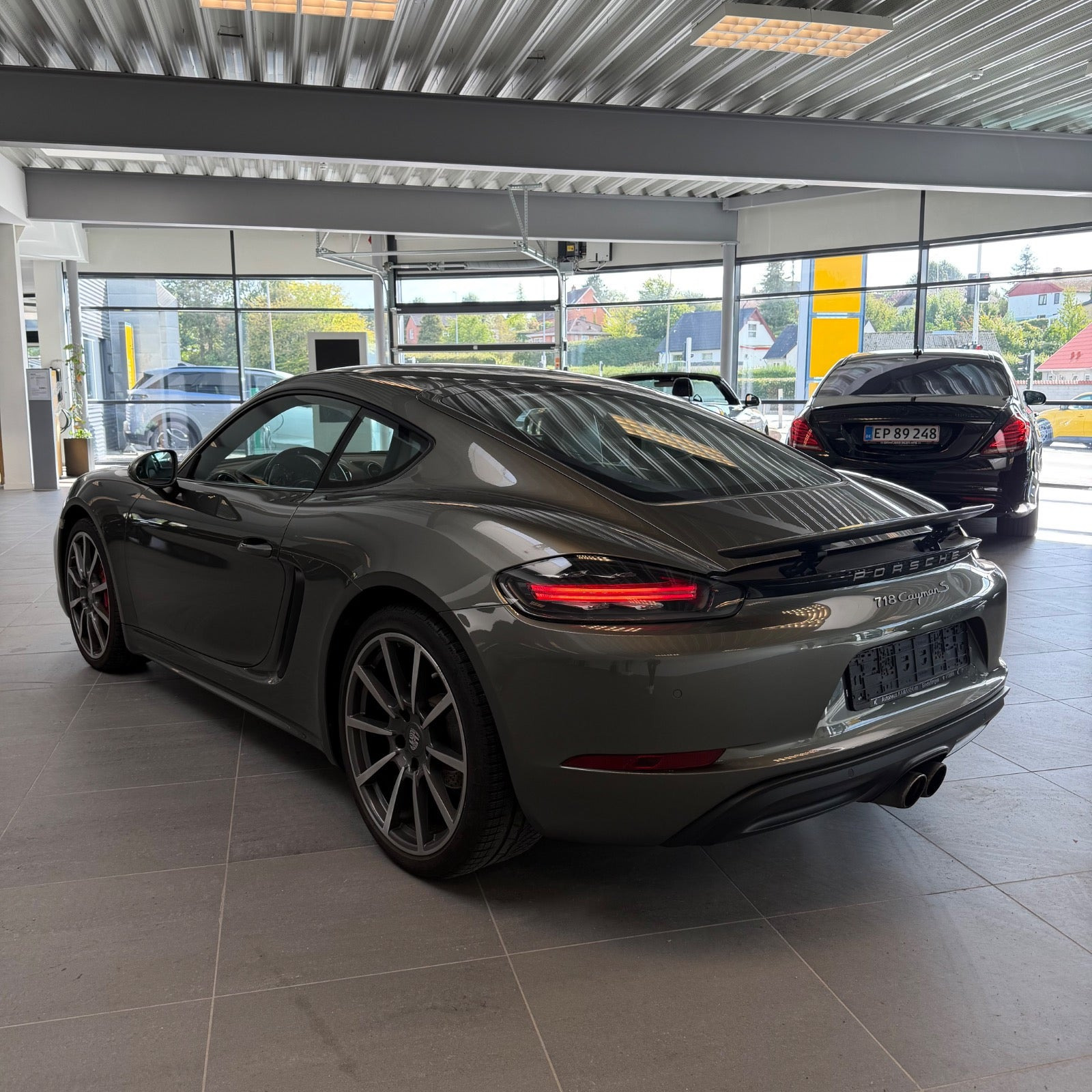 Grå Porsche 718 Cayman S fra 2017 set udefra