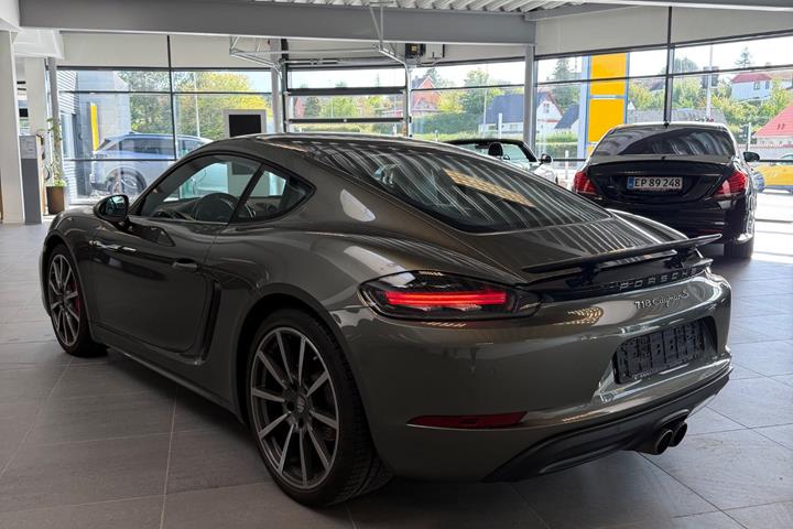 Grå Porsche 718 Cayman S fra 2017 set udefra
