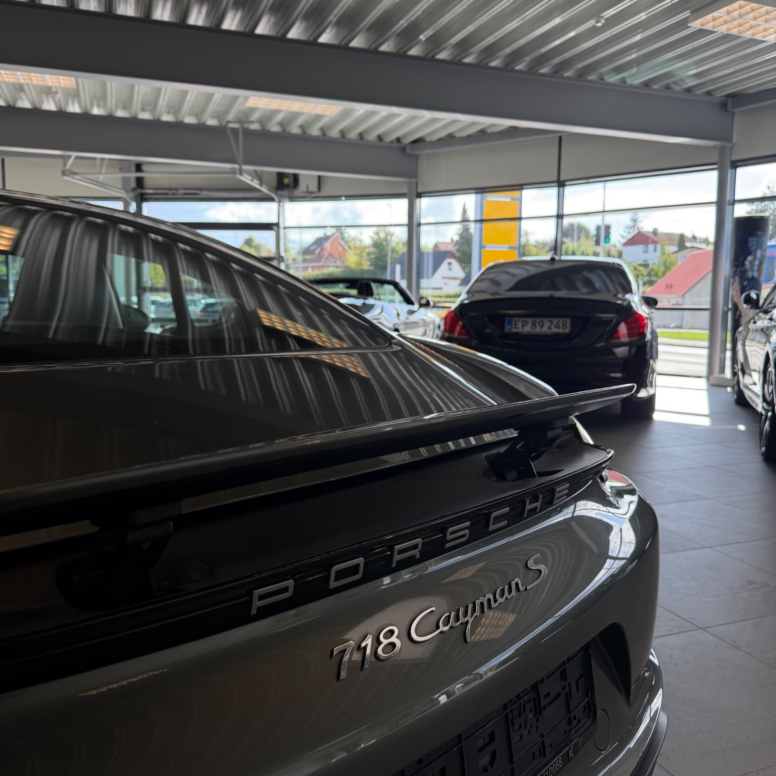 Grå Porsche 718 Cayman S fra 2017 set udefra
