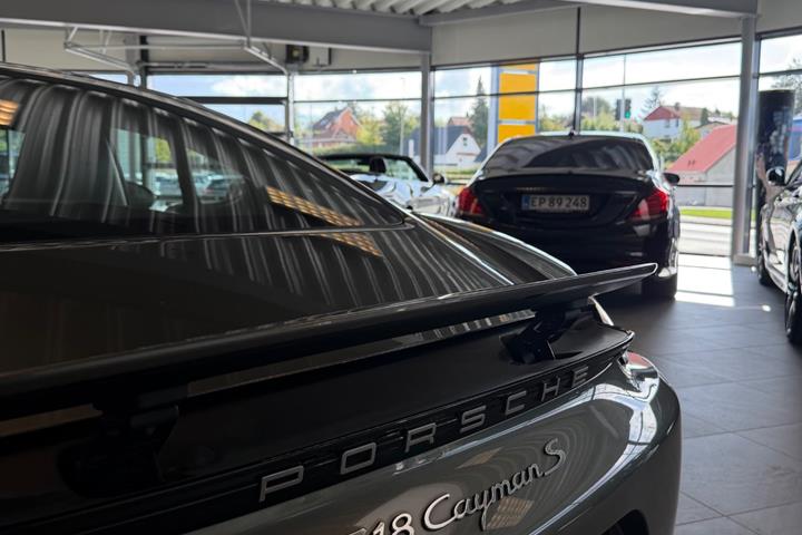 Grå Porsche 718 Cayman S fra 2017 set udefra