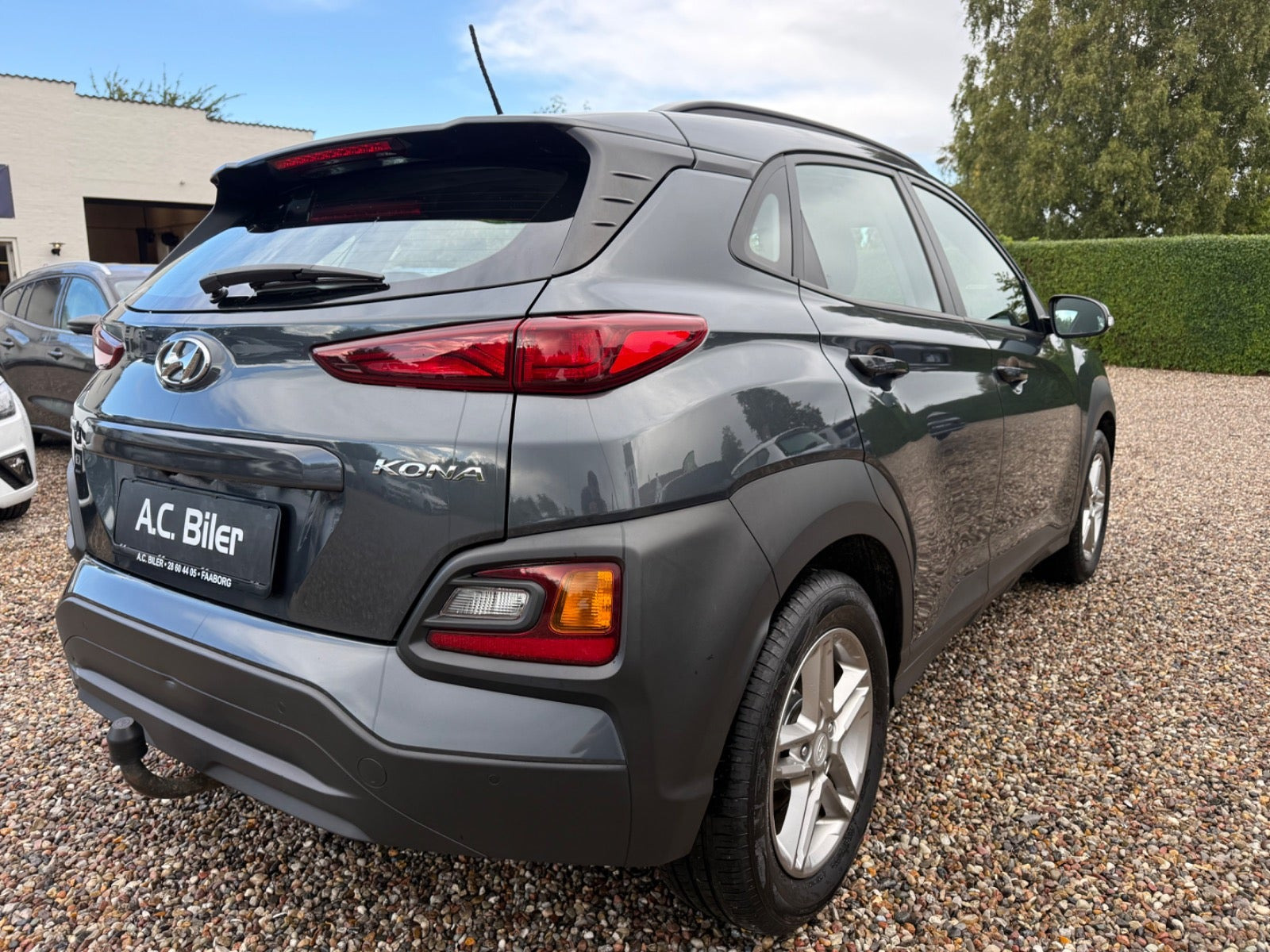Grå Hyundai Kona fra 2017