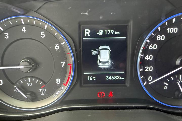 Grå Hyundai Kona fra 2017