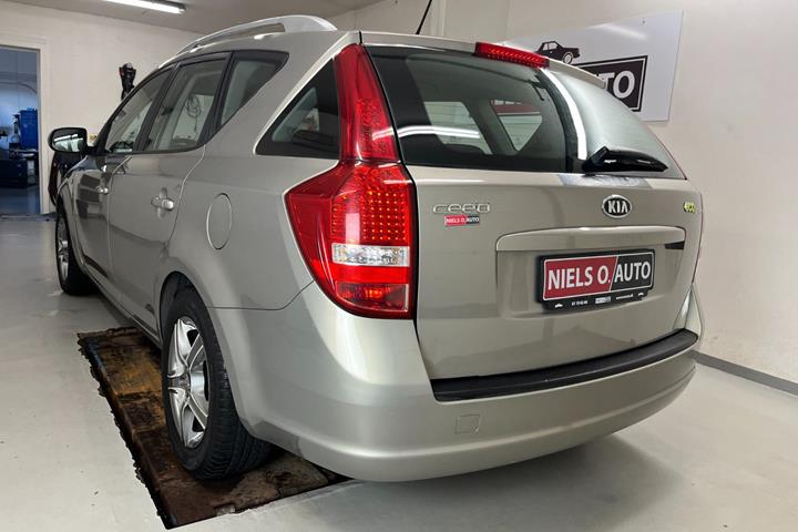 Orange Kia Ceed fra 2011
