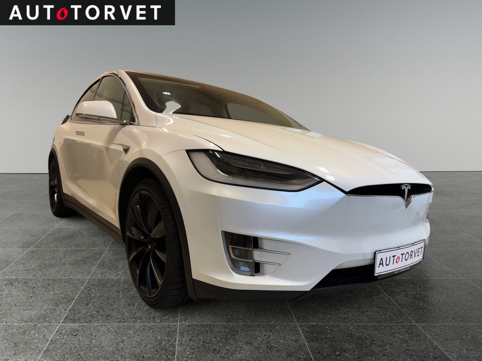 Hvid Tesla Model X fra 2017