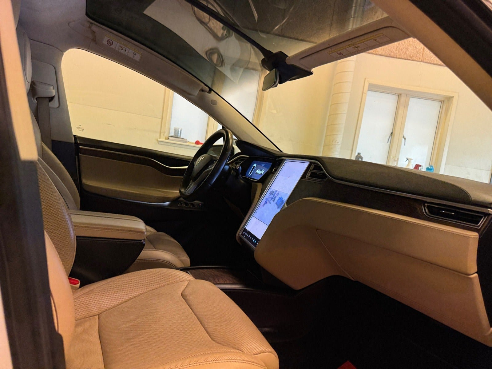 Hvid Tesla Model X fra 2017