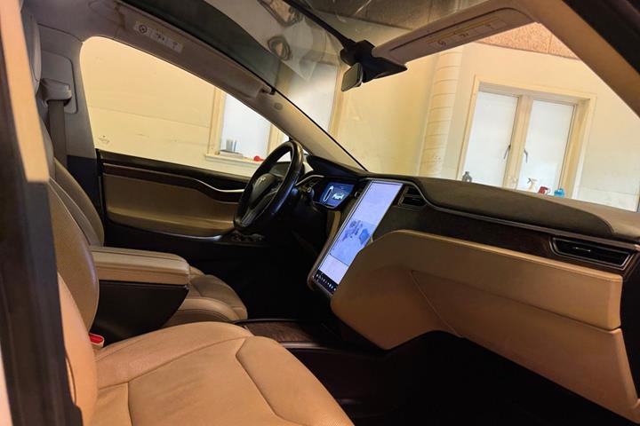 Hvid Tesla Model X fra 2017