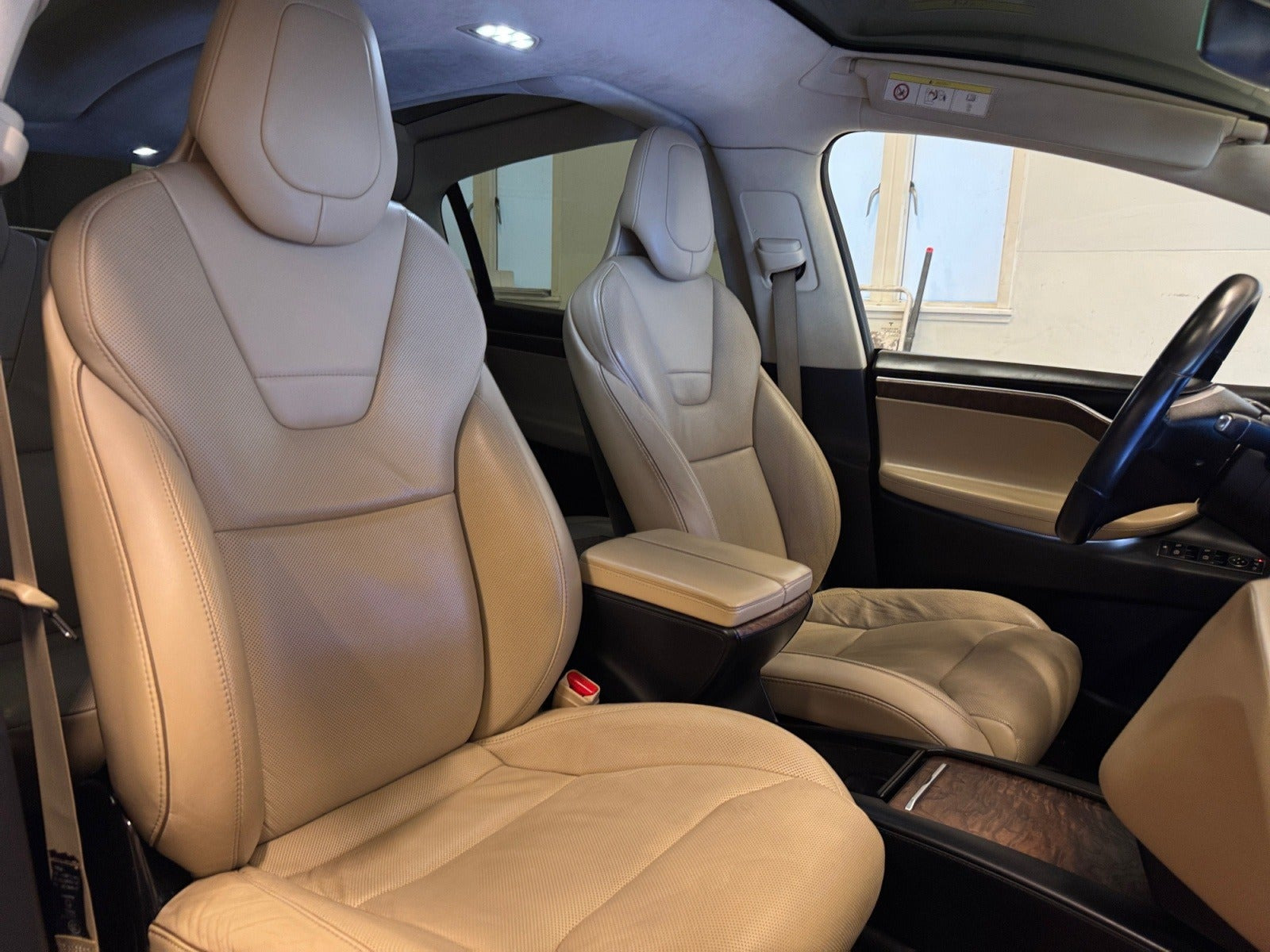 Hvid Tesla Model X fra 2017