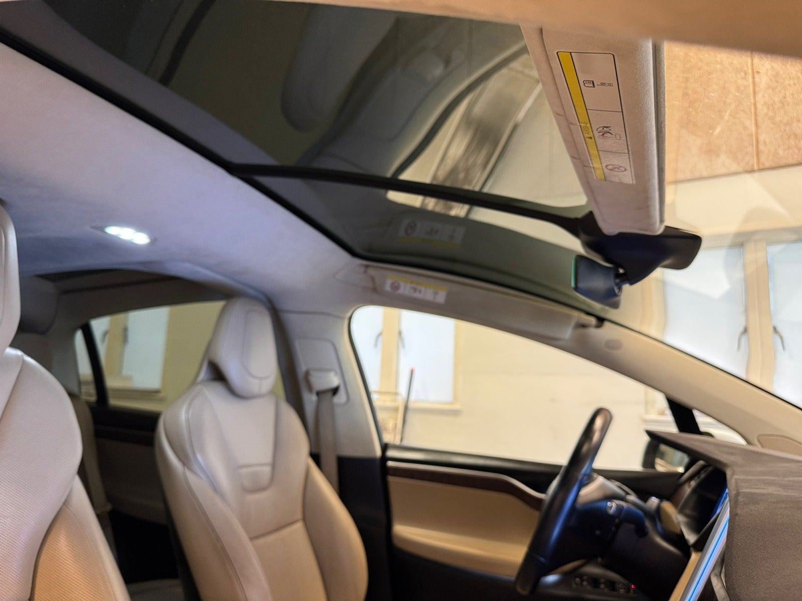 Hvid Tesla Model X fra 2017