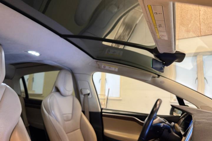 Hvid Tesla Model X fra 2017