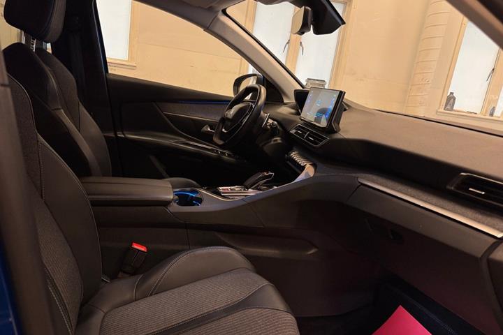 Blå Peugeot 3008 fra 2021