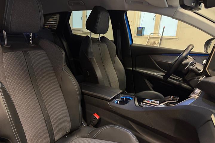 Blå Peugeot 3008 fra 2021