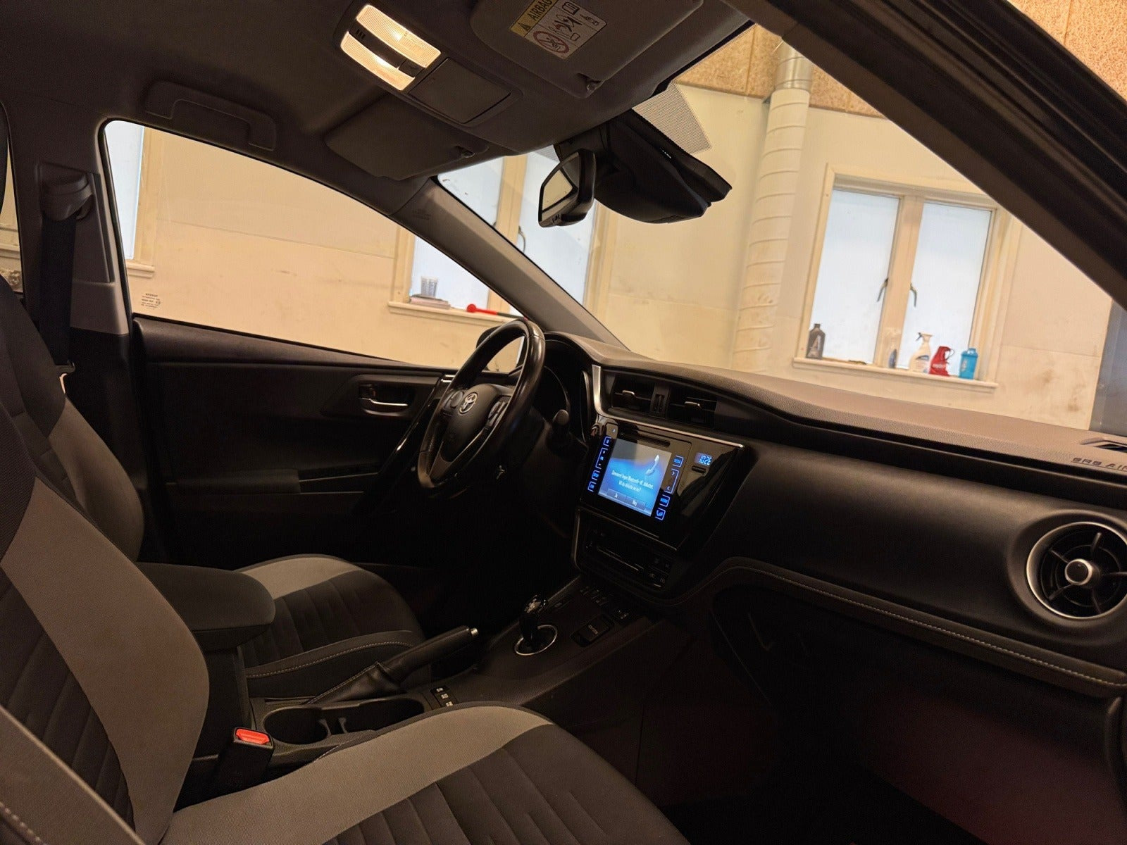 Blå Toyota Auris fra 2016