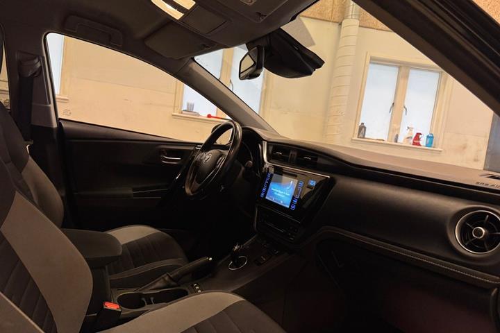 Blå Toyota Auris fra 2016