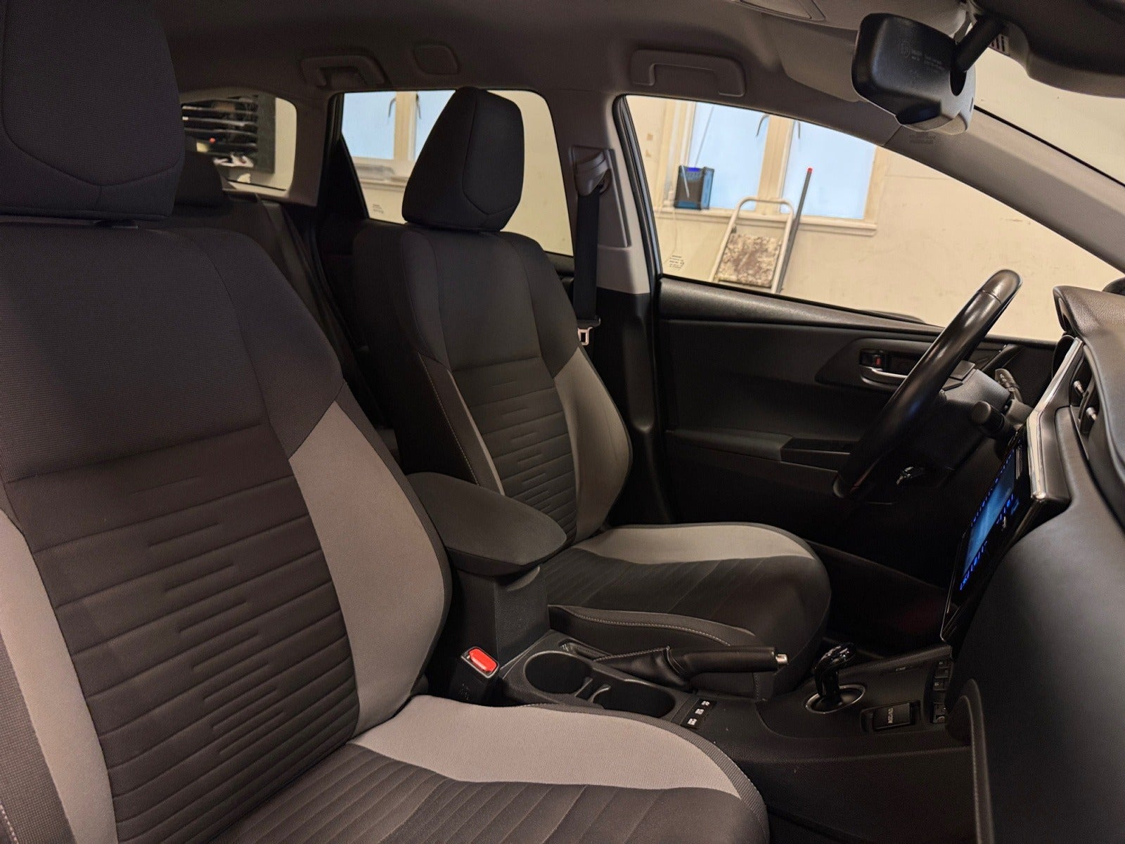 Blå Toyota Auris fra 2016