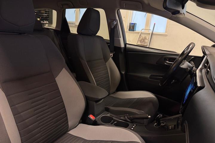 Blå Toyota Auris fra 2016
