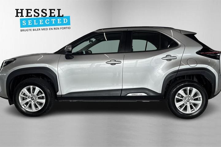 Sølv Toyota Yaris Cross fra 2024