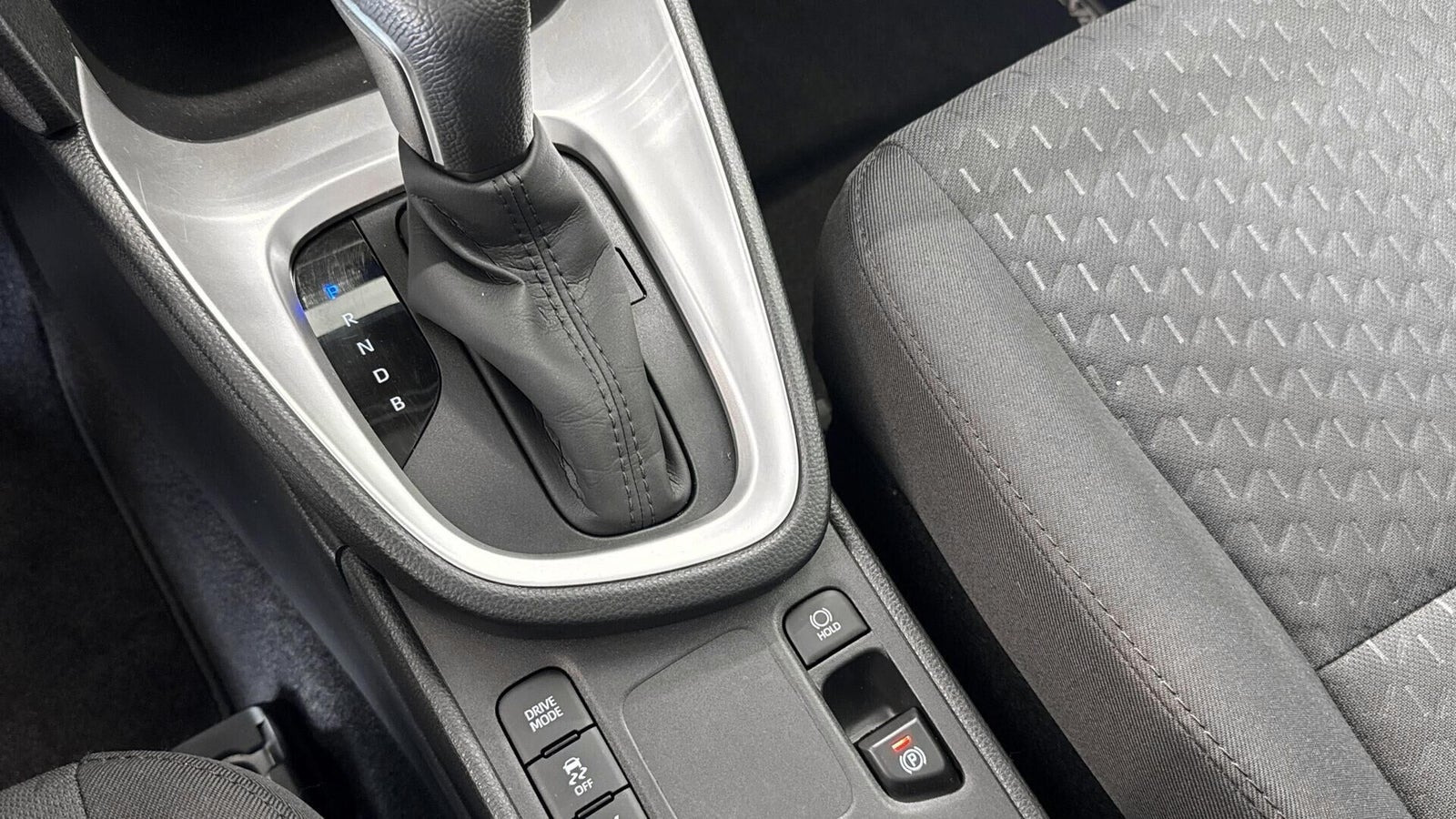 Sølv Toyota Yaris Cross fra 2024