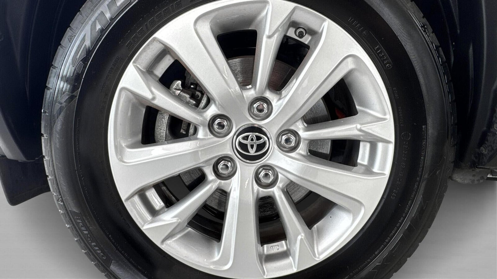 Sølv Toyota Yaris Cross fra 2024