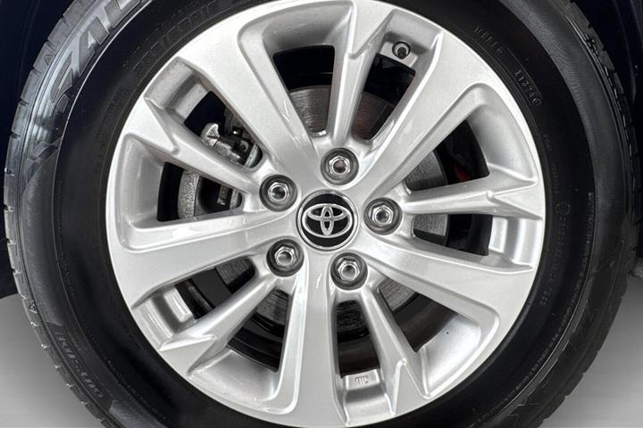 Sølv Toyota Yaris Cross fra 2024
