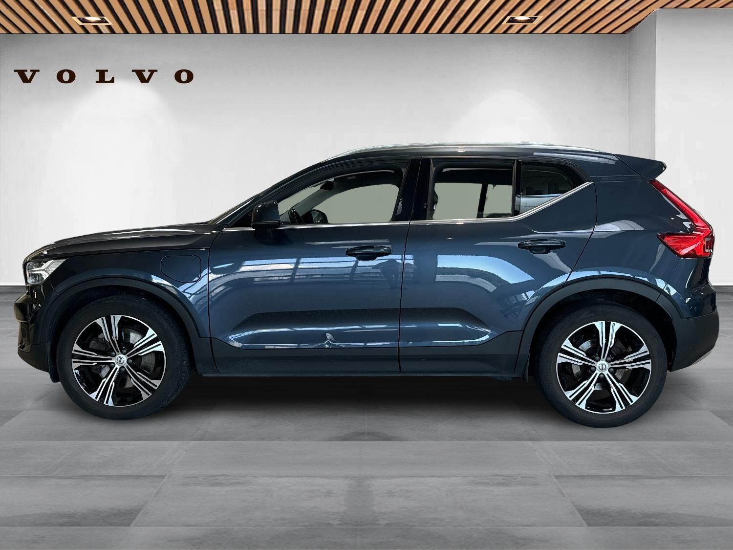 Blå Volvo XC40 fra 2021