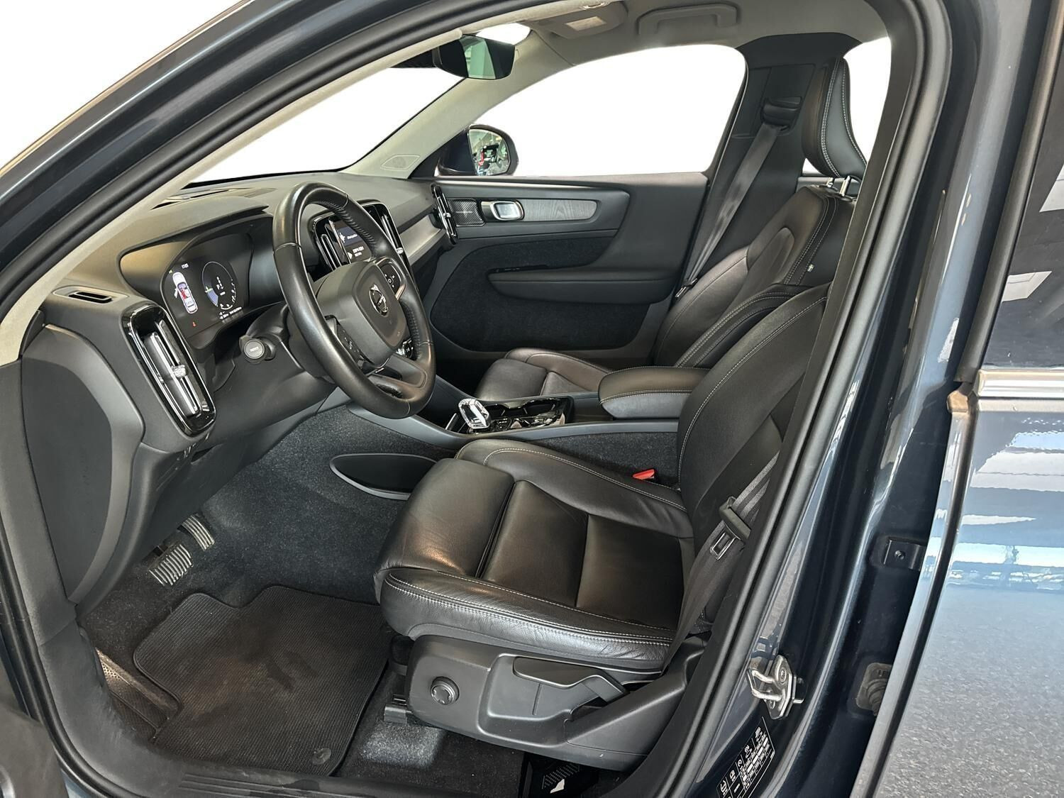 Blå Volvo XC40 fra 2021