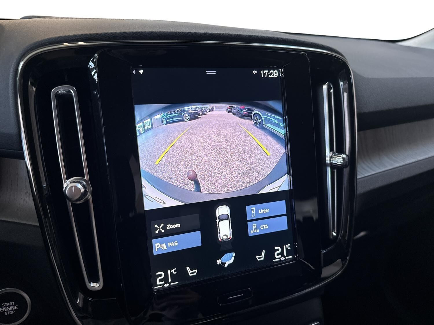 Blå Volvo XC40 fra 2021