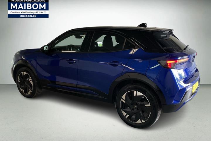 Blå Opel Mokka-e fra 2025