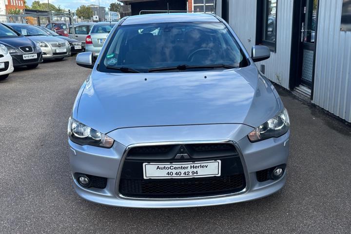 Sølv Mitsubishi Lancer fra 2010