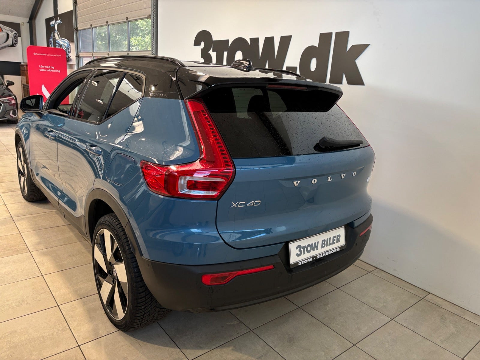 Blå Volvo XC40 fra 2023