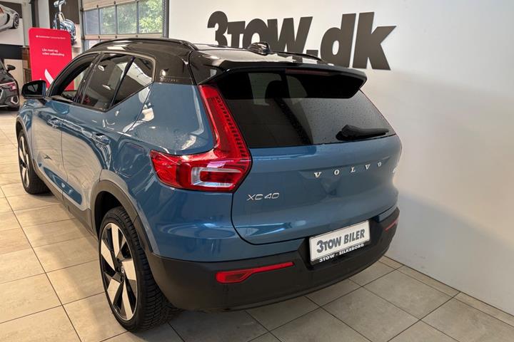Blå Volvo XC40 fra 2023