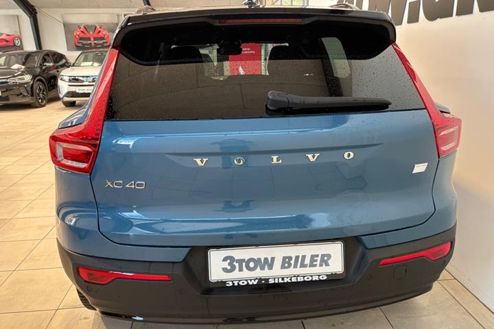 Blå Volvo XC40 fra 2023