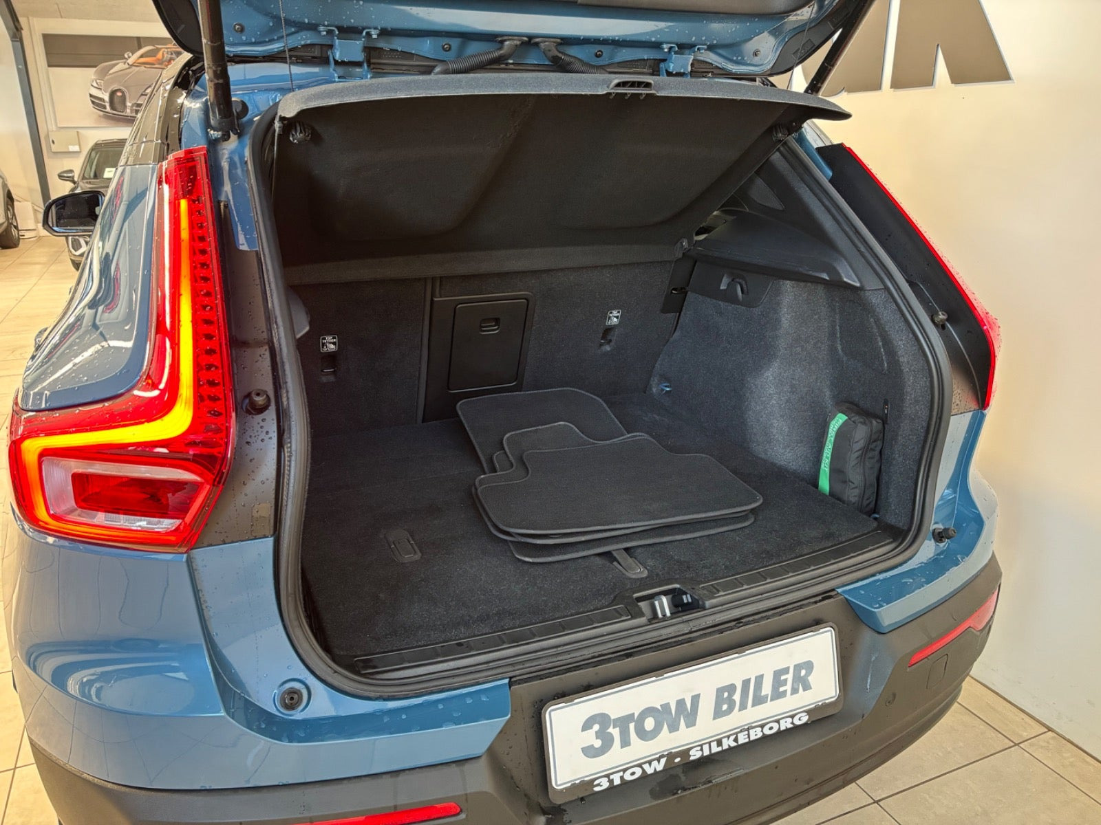 Blå Volvo XC40 fra 2023