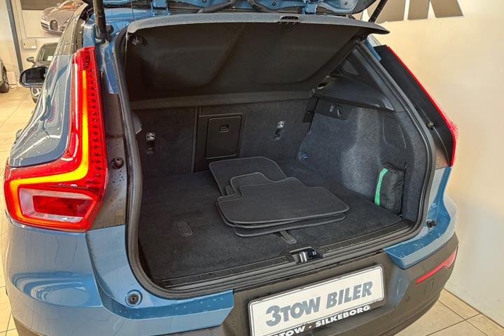 Blå Volvo XC40 fra 2023