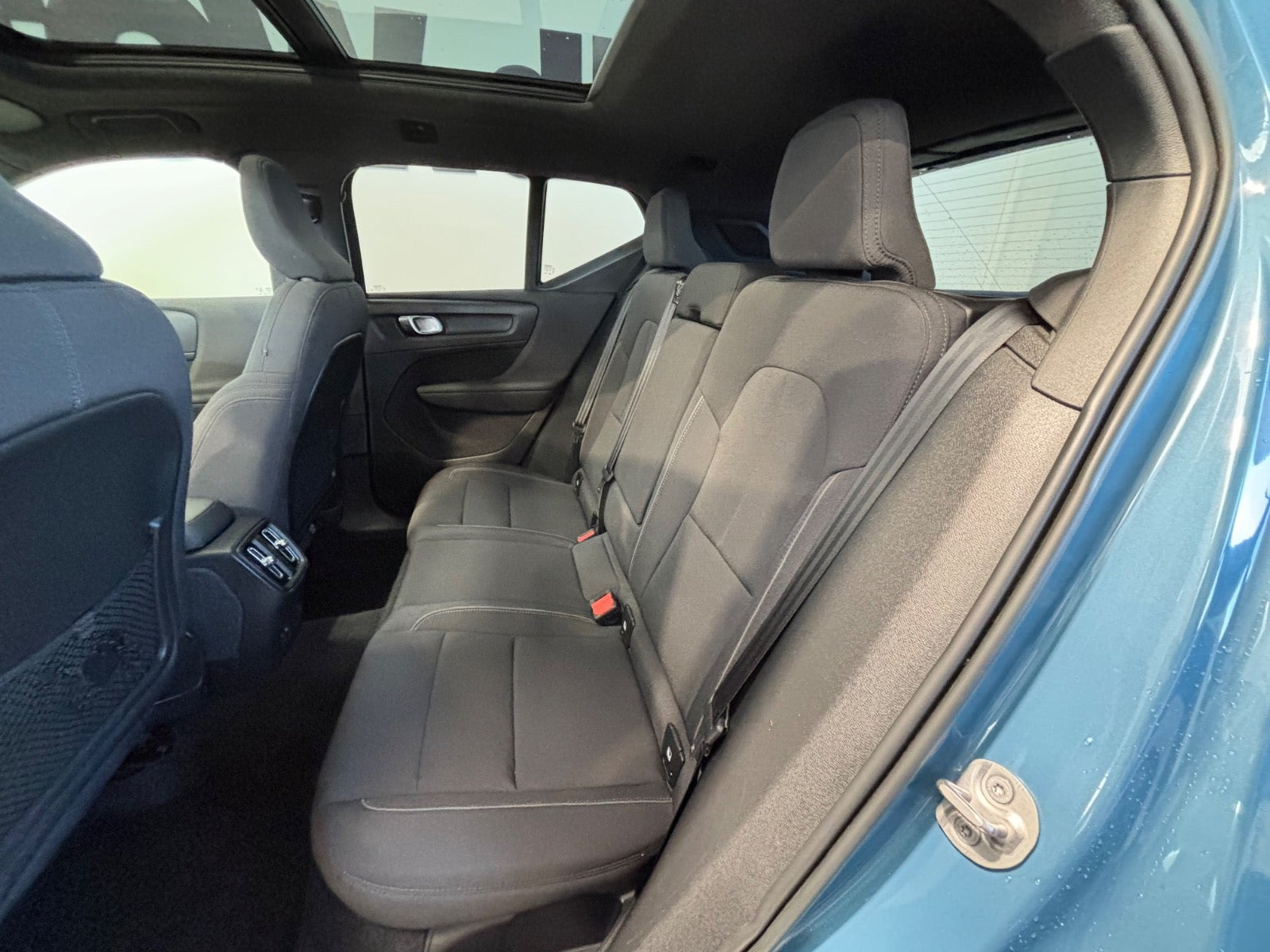 Blå Volvo XC40 fra 2023