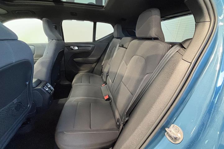 Blå Volvo XC40 fra 2023