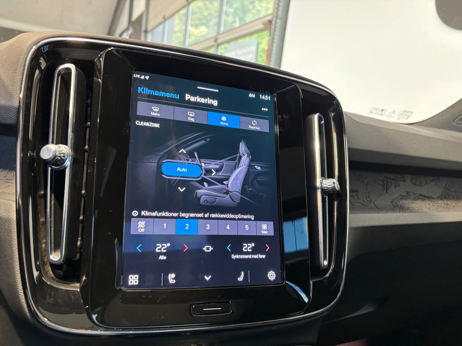 Blå Volvo XC40 fra 2023