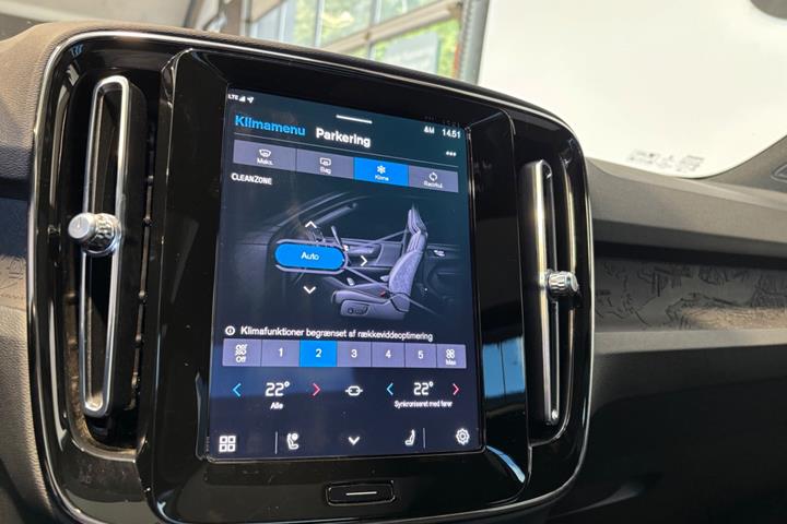Blå Volvo XC40 fra 2023