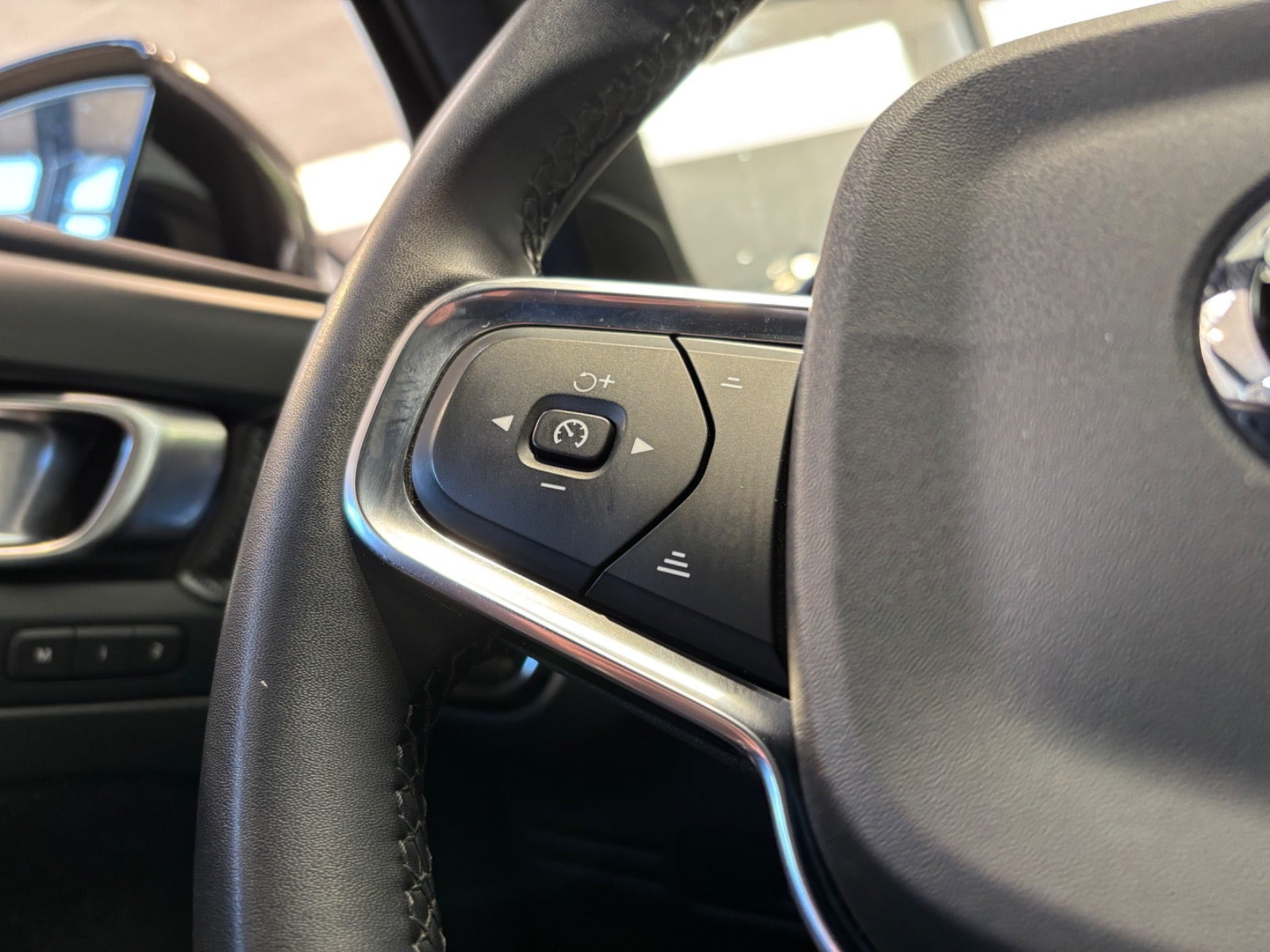 Blå Volvo XC40 fra 2023