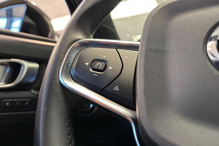 Blå Volvo XC40 fra 2023