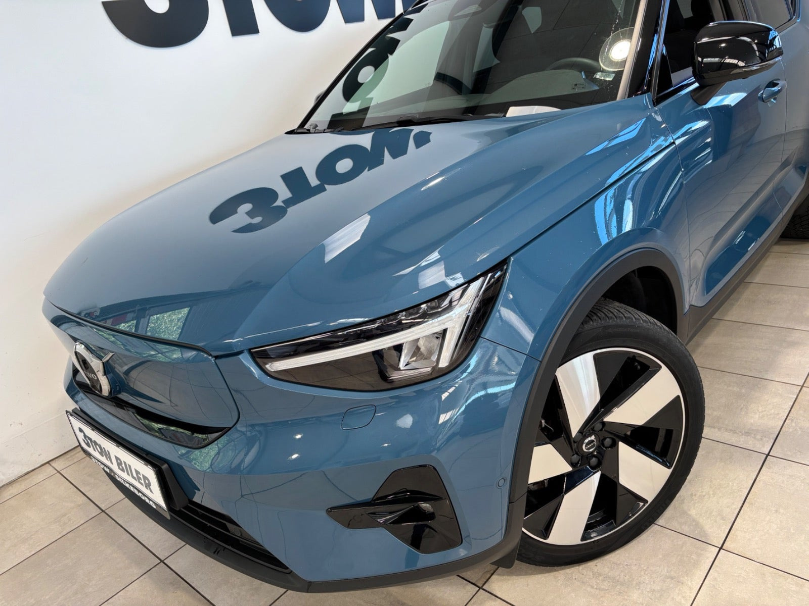 Blå Volvo XC40 fra 2023