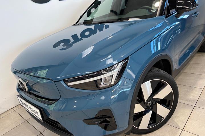 Blå Volvo XC40 fra 2023