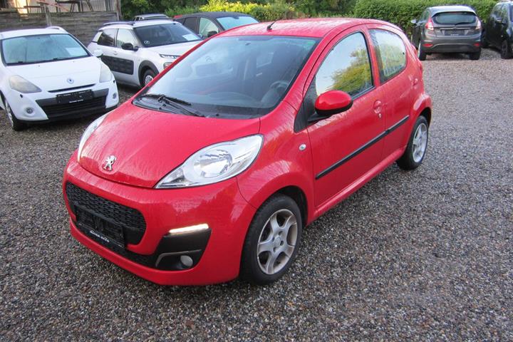 Rød Peugeot 107 fra 2012