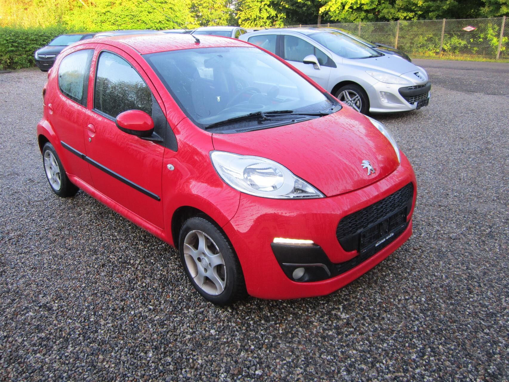 Rød Peugeot 107 fra 2012